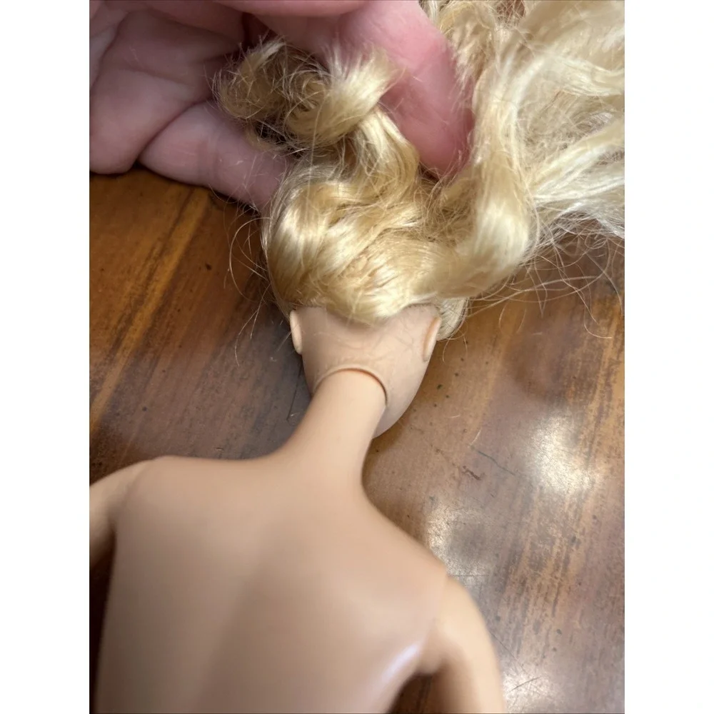 1991 Mattel Barbie Doll Blonde Hair Red Lip Stick‎